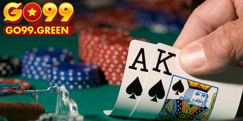Nắm vững Poker Hands với hướng dẫn chi tiết về các thứ hạng bài từ cao đến thấp. Tăng cơ hội chiến thắng trong tầm tay bằng cách hiểu rõ cụ thể các loại bài!